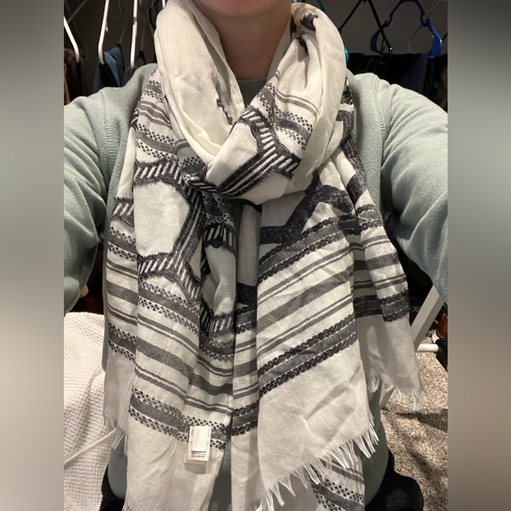 Universal Thread White & Black Scarf